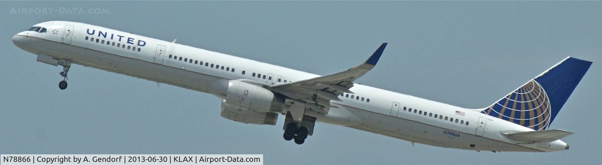 N78866, 2002 Boeing 757-33N C/N 32591, United, is here climbing out Los Angeles Int´l(KLAX)