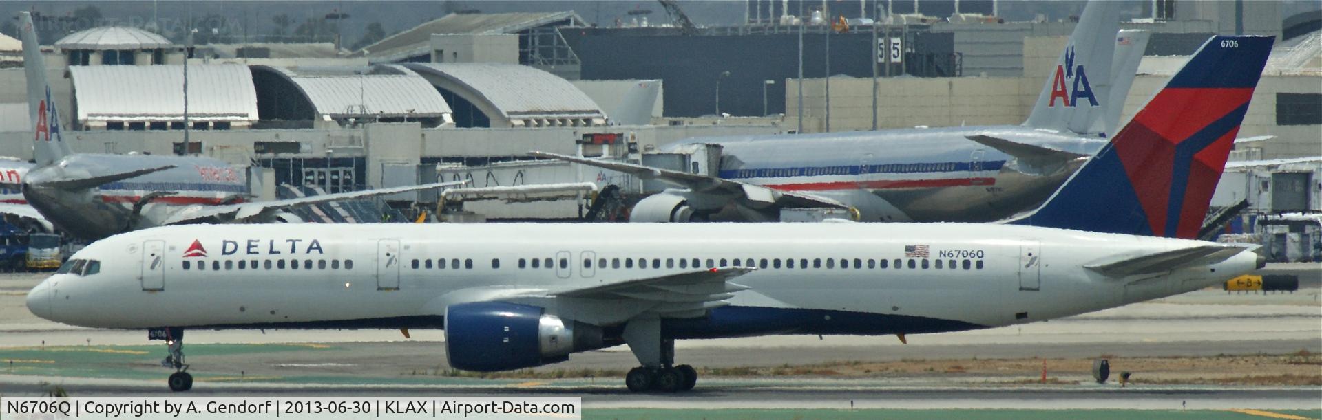 N6706Q, 2000 Boeing 757-232 C/N 30422, Delta, is here on the taxiway at Los Angeles Int´l(KLAX) shortly after touch down
