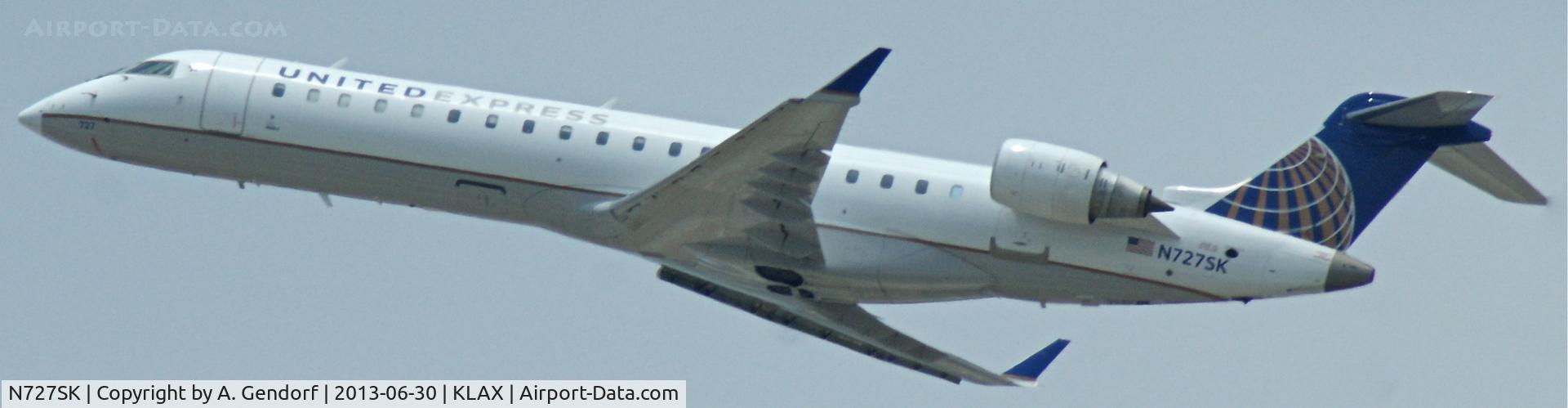 N727SK, 2005 Bombardier CRJ-701ER (CL-600-2C10) Regional Jet C/N 10191, Sky West (United Express cs.), is climbing out at Los Angeles Int´l(KLAX), bound for Will Rogers Field(KOKC), Oklahoma City