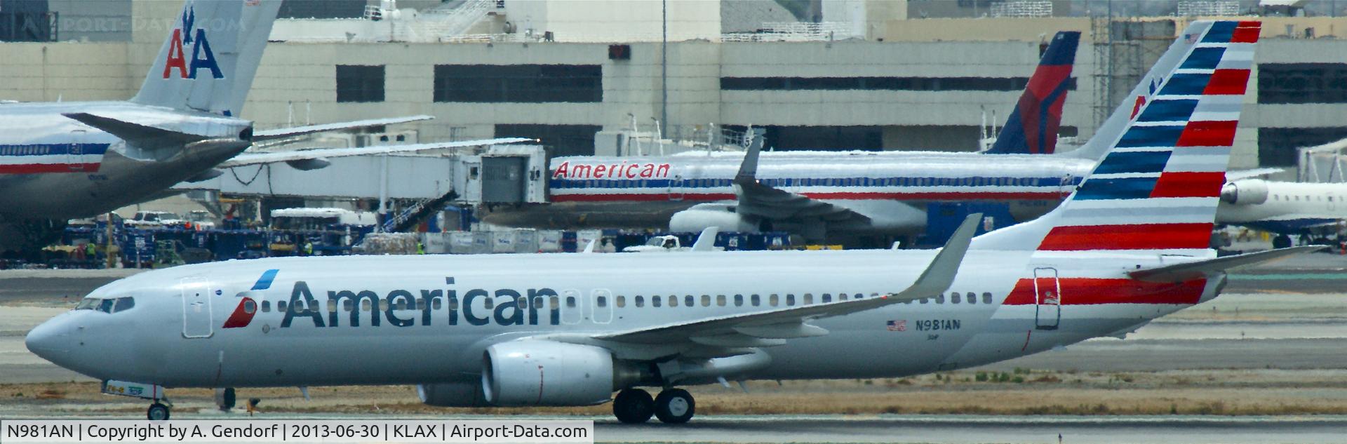 N981AN, 2009 Boeing 737-823 C/N 29569, American Airlines, here in the new colourscheme shortly after landing at Los Angeles Int´l(KLAX)