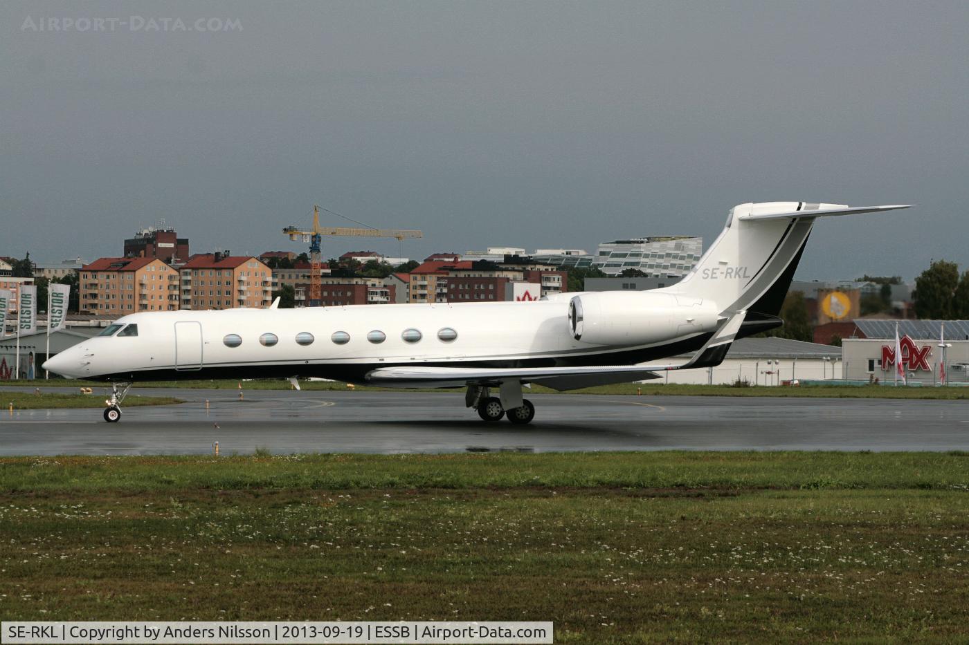 SE-RKL, 2009 Gulfstream Aerospace GV-SP (G550) C/N 5260, Lining up runway 30.