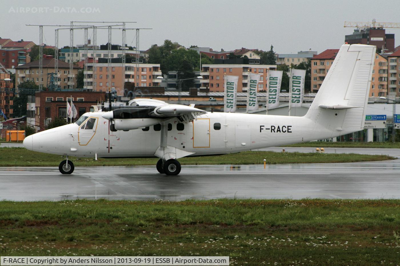 F-RACE, De Havilland Canada DHC-6-300 Twin Otter C/N 300, Lining up runway 30.