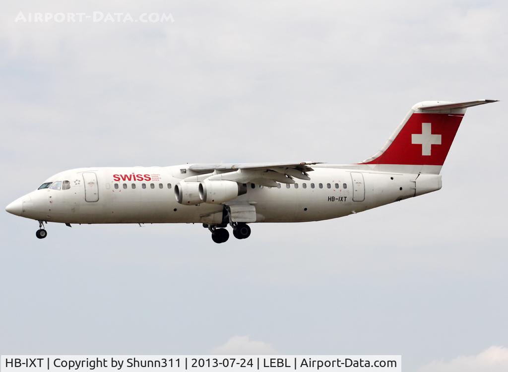 HB-IXT, 1995 British Aerospace Avro 146-RJ100 C/N E3259, Landing rwy 25R