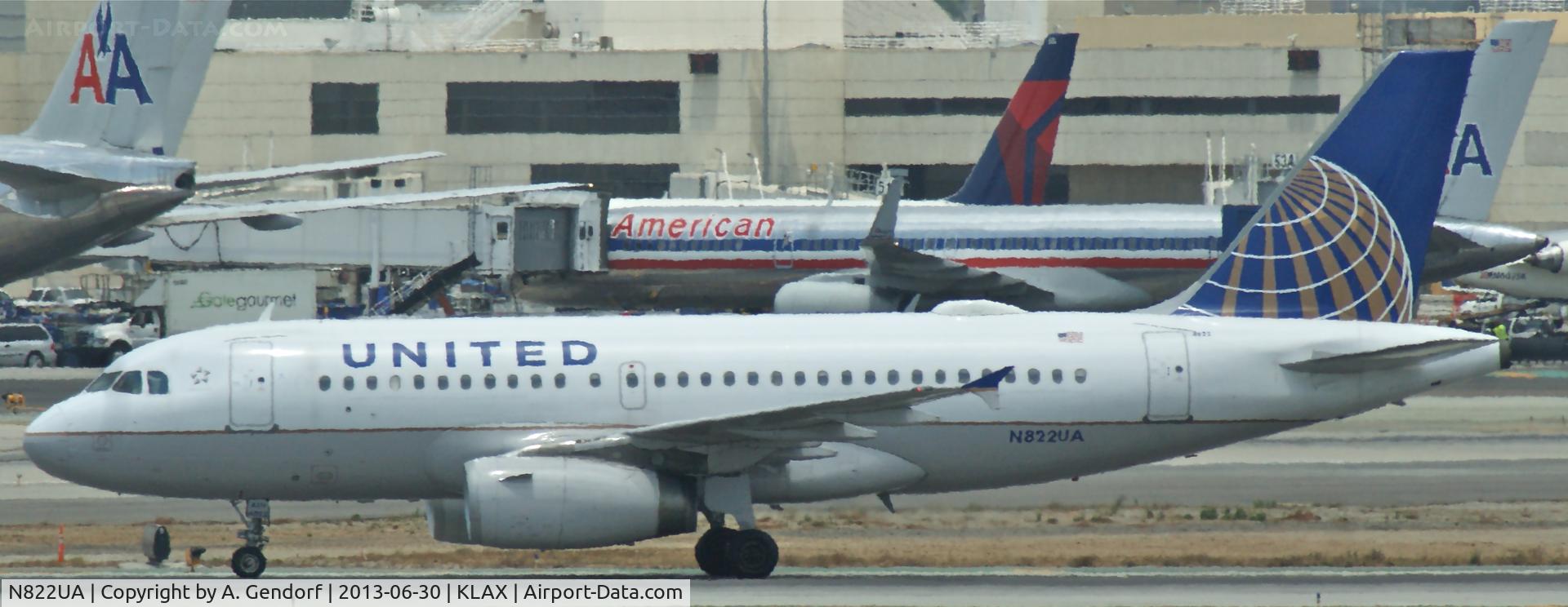 N822UA, 1998 Airbus A319-131 C/N 948, United, seen here shortly after landing at Los Angeles Int´l(KLAX)