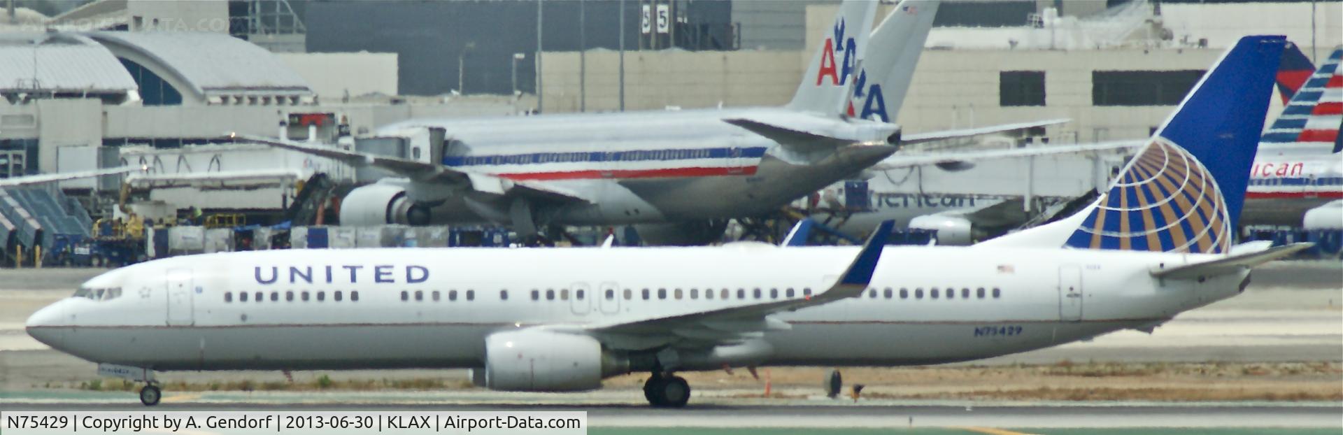 N75429, 2008 Boeing 737-924/ER C/N 30130, United, is here on the taxiway, shortly after landing at Los Angeles Int´l(KLAX)
