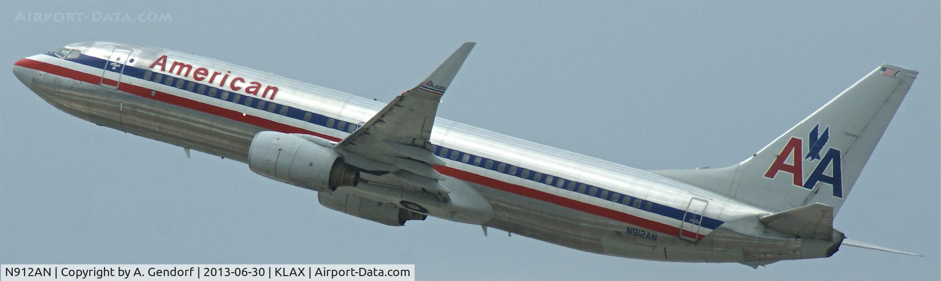 N912AN, 1999 Boeing 737-823 C/N 29513, American Airlines, is leaving Los Angeles Int´l(KLAX), bound for Dallas / Ft. Worth(KDFW)
