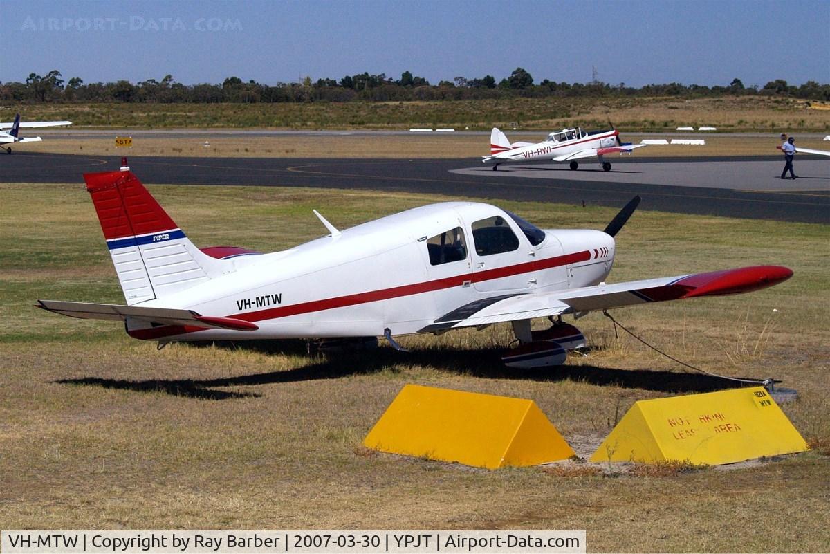 VH-MTW, 1975 Piper PA-28-140 C/N 28-7625016, Piper PA-28-140 Cherokee [28-7625016] Perth-Jandakot~VH 30/03/2007
