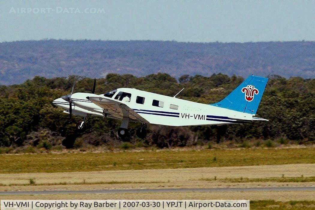 VH-VMI, 2001 Piper PA-34-220T Seneca V C/N 3449209, Piper PA-34-220T Seneca V [3449209] (China Southern Flying College) Perth-Jandakot~VH 30/03/2007