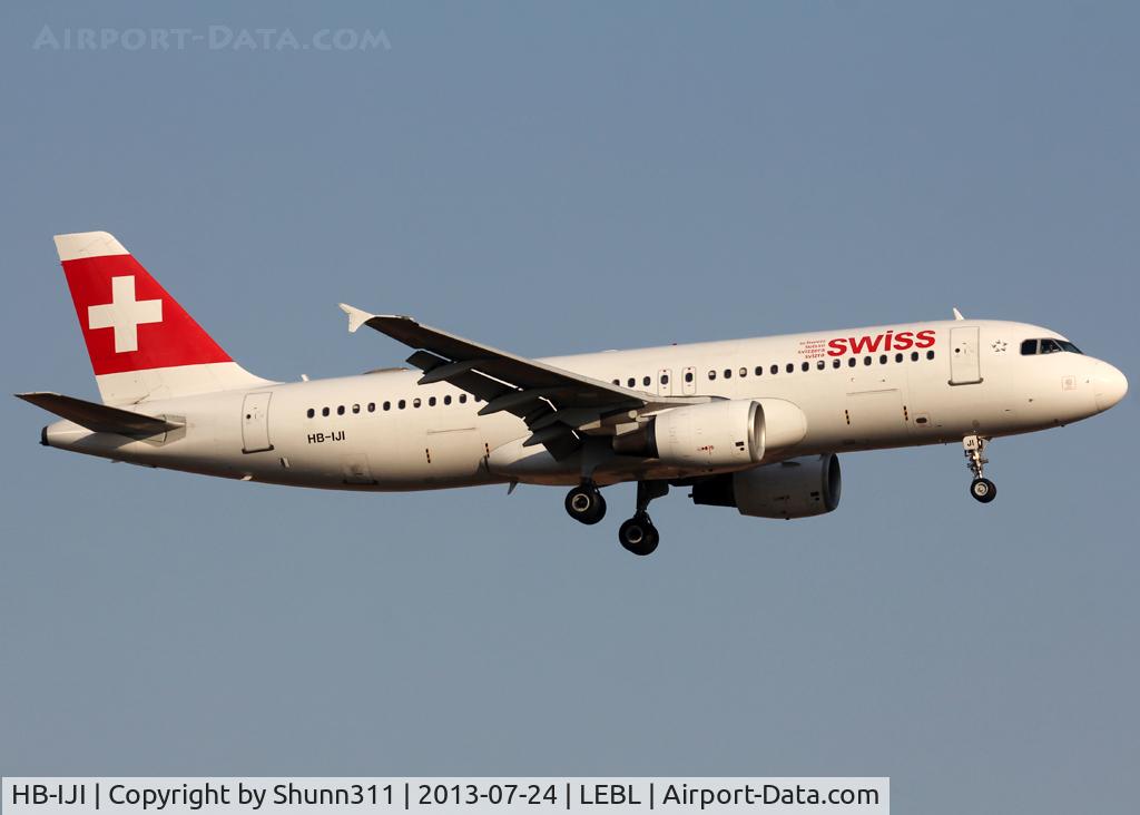 HB-IJI, 1996 Airbus A320-214 C/N 0577, Landing rwy 25R