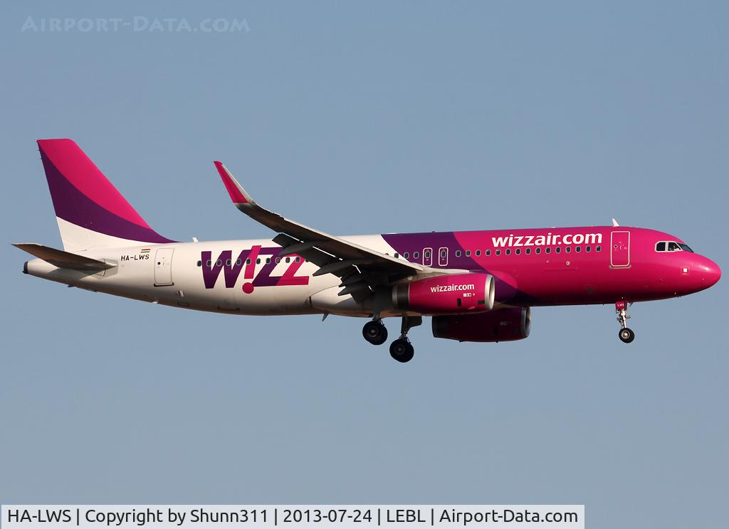 HA-LWS, 2013 Airbus A320-232 C/N 5608, Landing rwy 25R