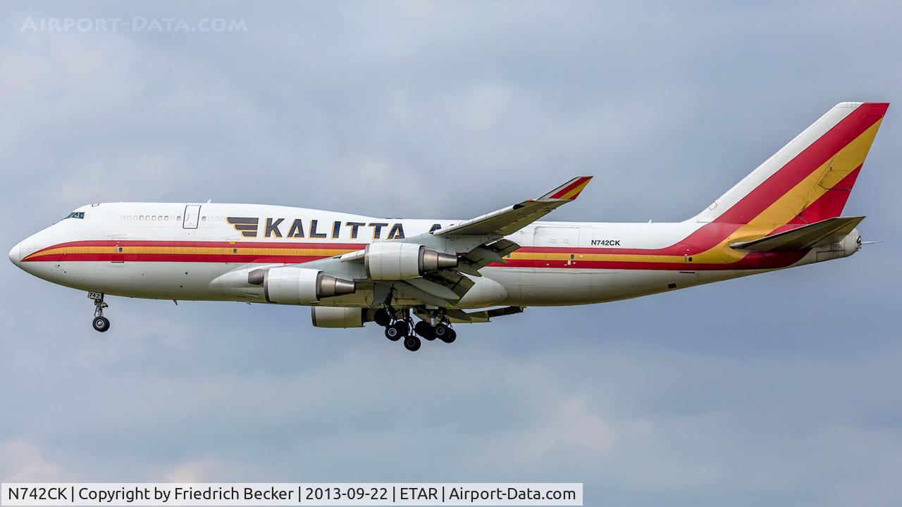 N742CK, 1990 Boeing 747-446 C/N 24424, on final RW27