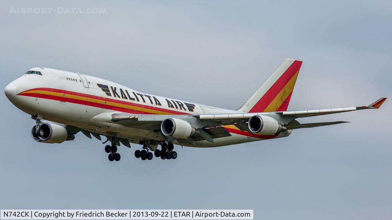 N742CK, 1990 Boeing 747-446 C/N 24424, on final RW27