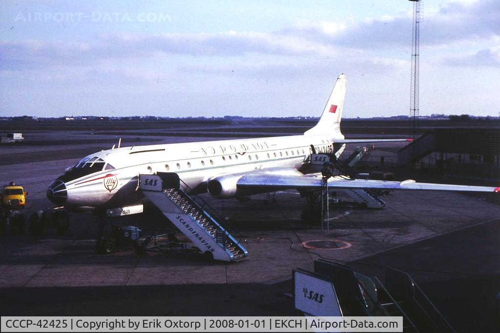 CCCP-42425, 1959 Tupolev Tu-104B C/N 920602, CCCP-42425 at gate A7 in CPH
