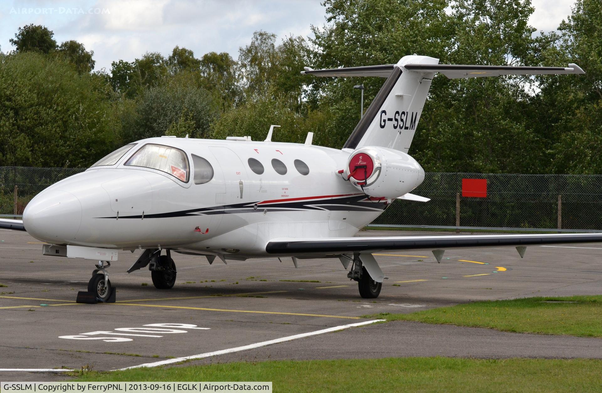 G-SSLM, 2009 Cessna 510 Citation Mustang Citation Mustang C/N 510-0190, Mustang parked in front of tower at Blackbushe.