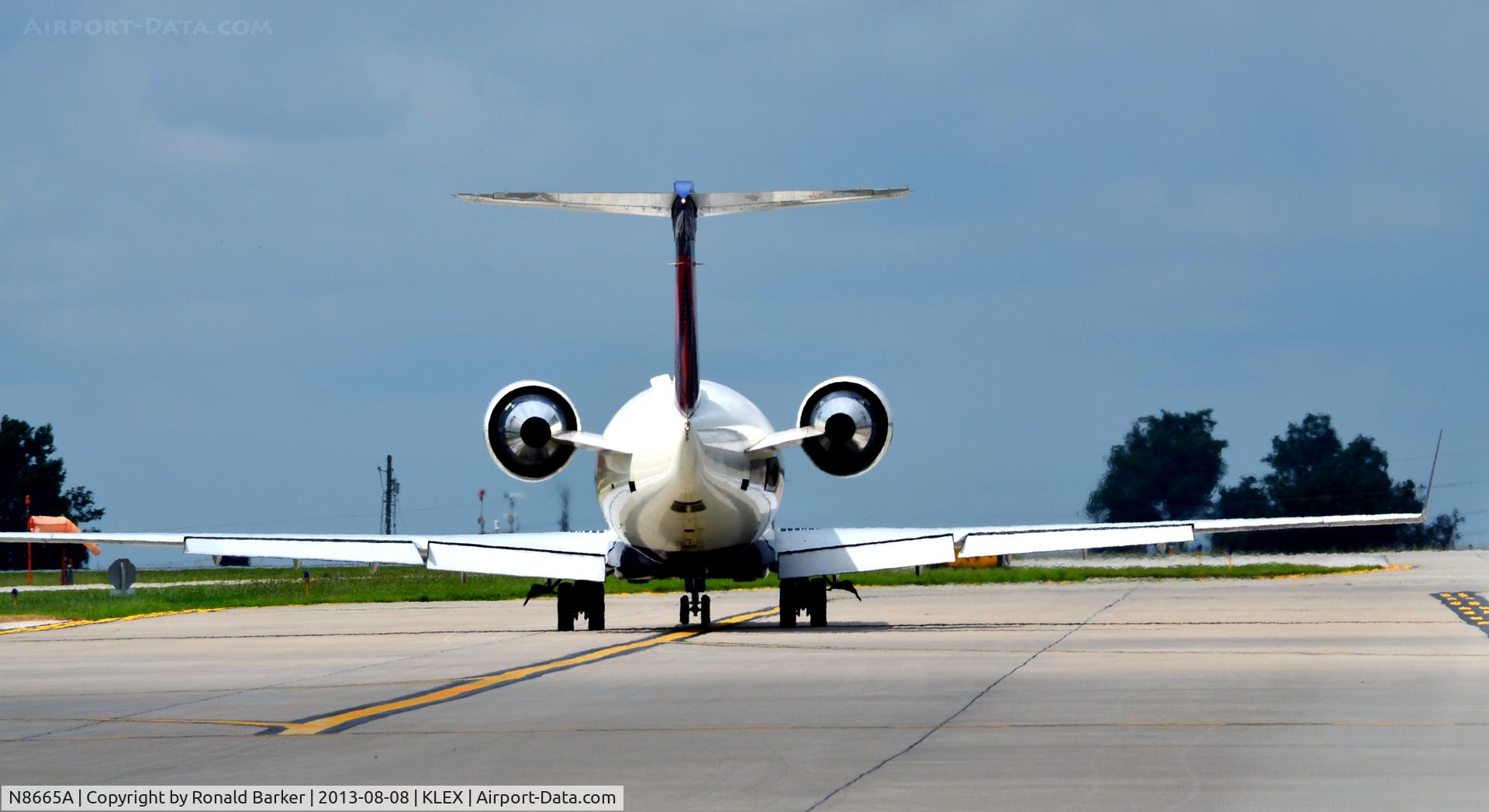 N8665A, 2002 Bombardier CRJ-200ER (CL-600-2B19) C/N 7665, Taxi LEX