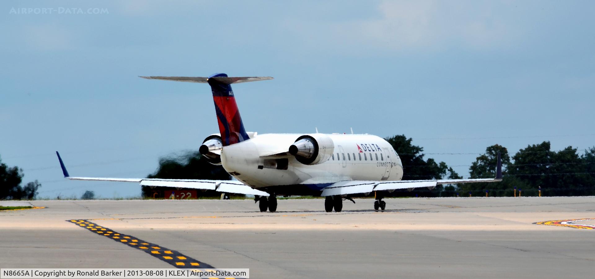 N8665A, 2002 Bombardier CRJ-200ER (CL-600-2B19) C/N 7665, Taxi LEX