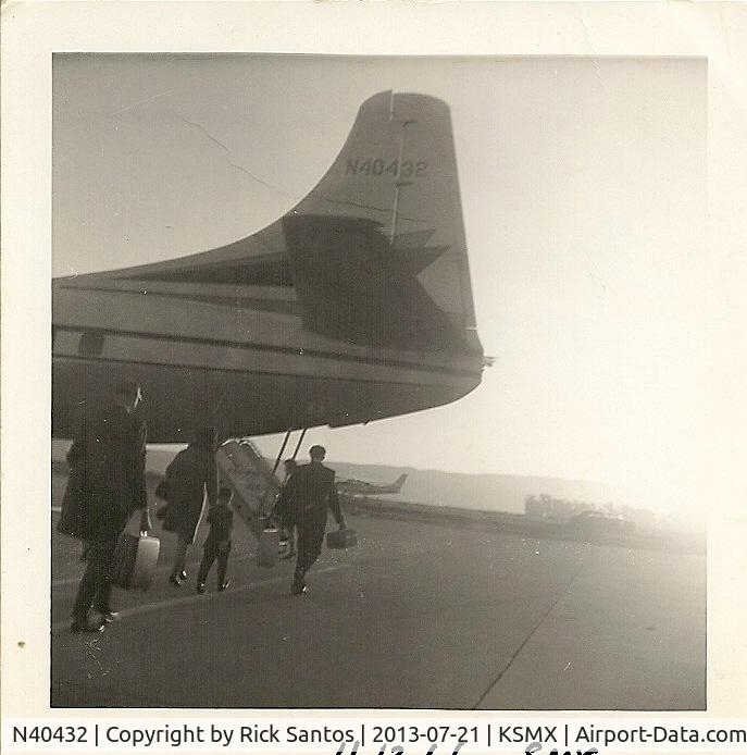 N40432, 1952 Martin 404 C/N 14167, Boarding Pacific Airlines N40432 in Santa Maria, California.