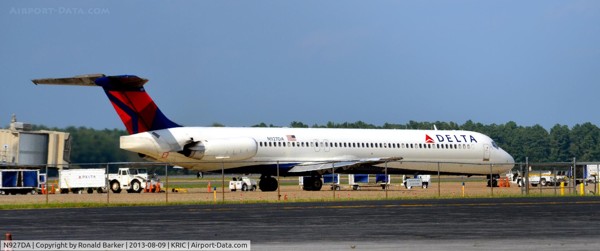 N927DA, 1988 McDonnell Douglas MD-88 C/N 49714, Taxi Richmond