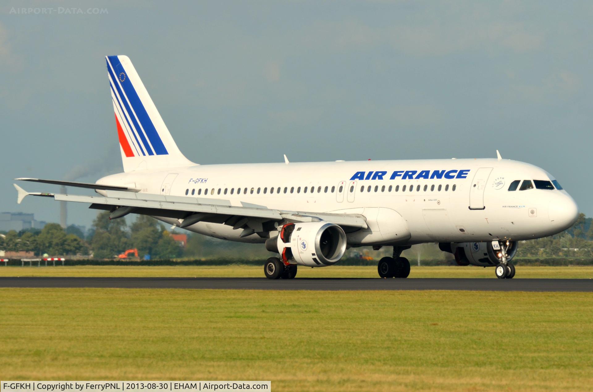 F-GFKH, 1989 Airbus A320-211 C/N 0061, Air France A320 using its reverse.