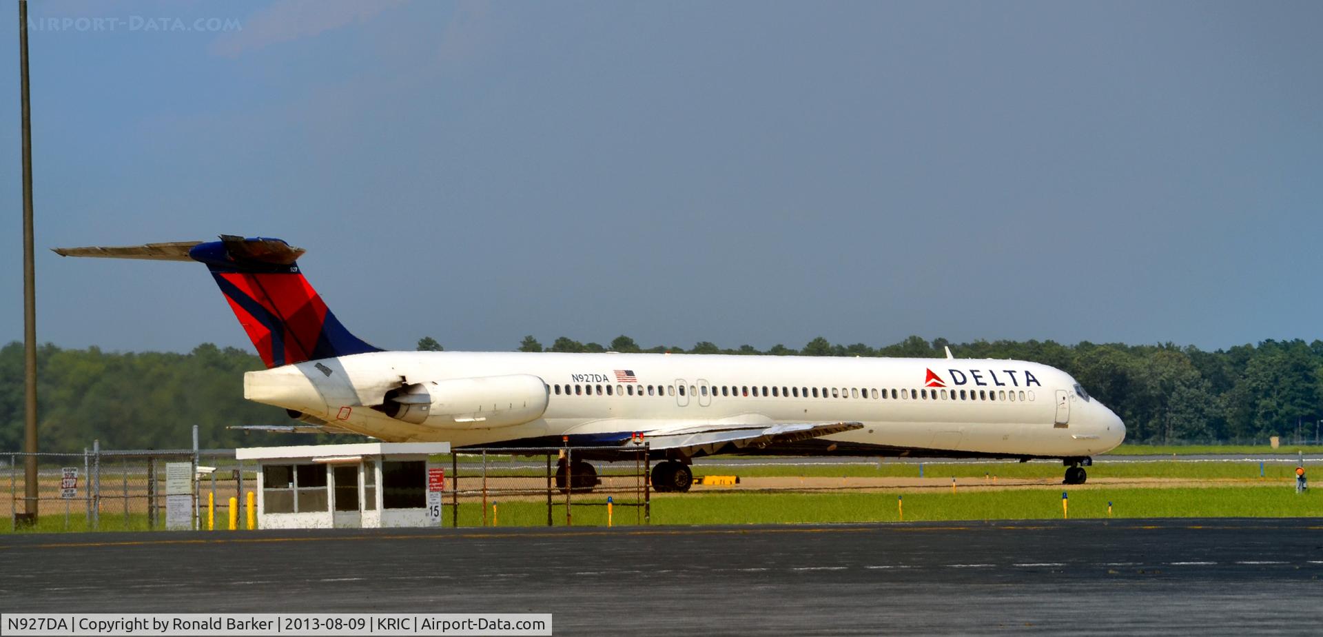 N927DA, 1988 McDonnell Douglas MD-88 C/N 49714, Taxi Richmond