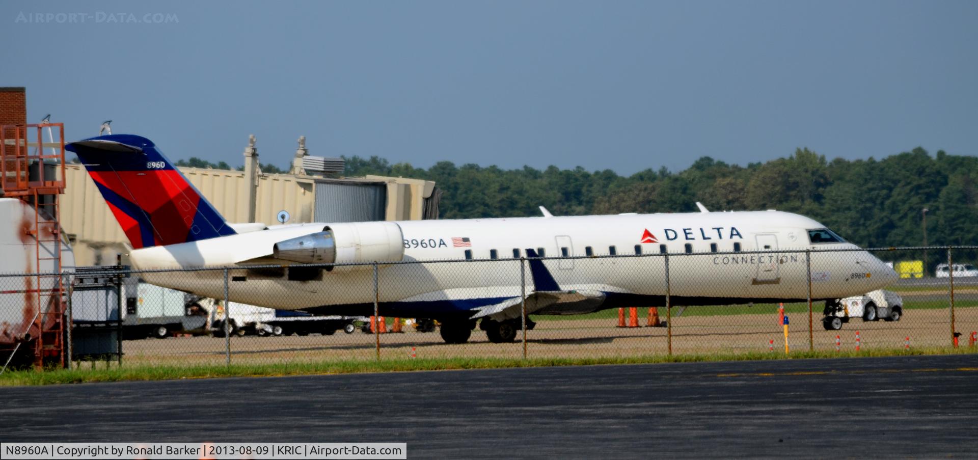 N8960A, 2004 Bombardier CRJ-200 (CL-600-2B19) C/N 7960, Taxi Richmond