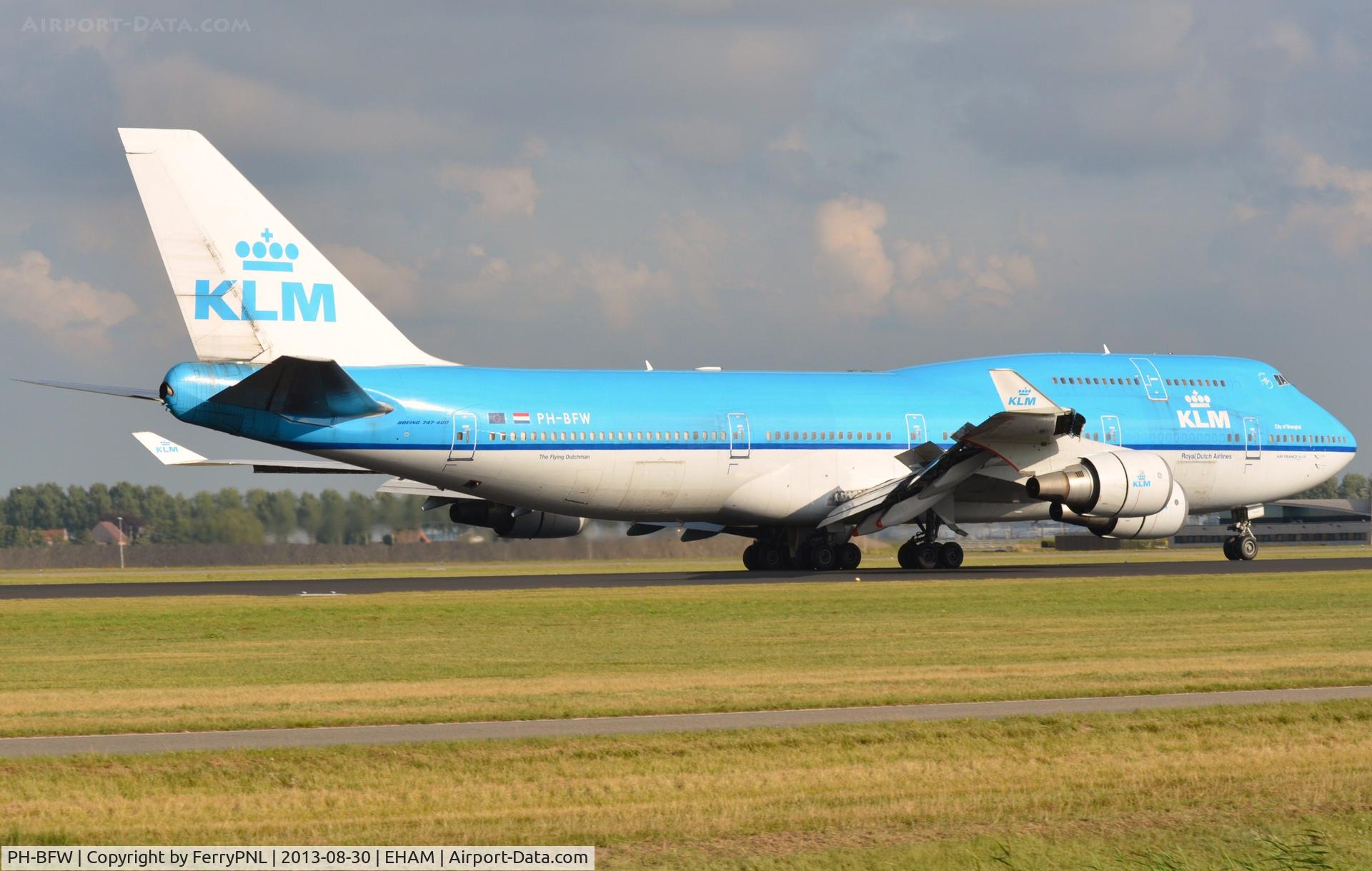 PH-BFW, 2000 Boeing 747-406BC C/N 30454, KLM B744 arrived from the Far East.