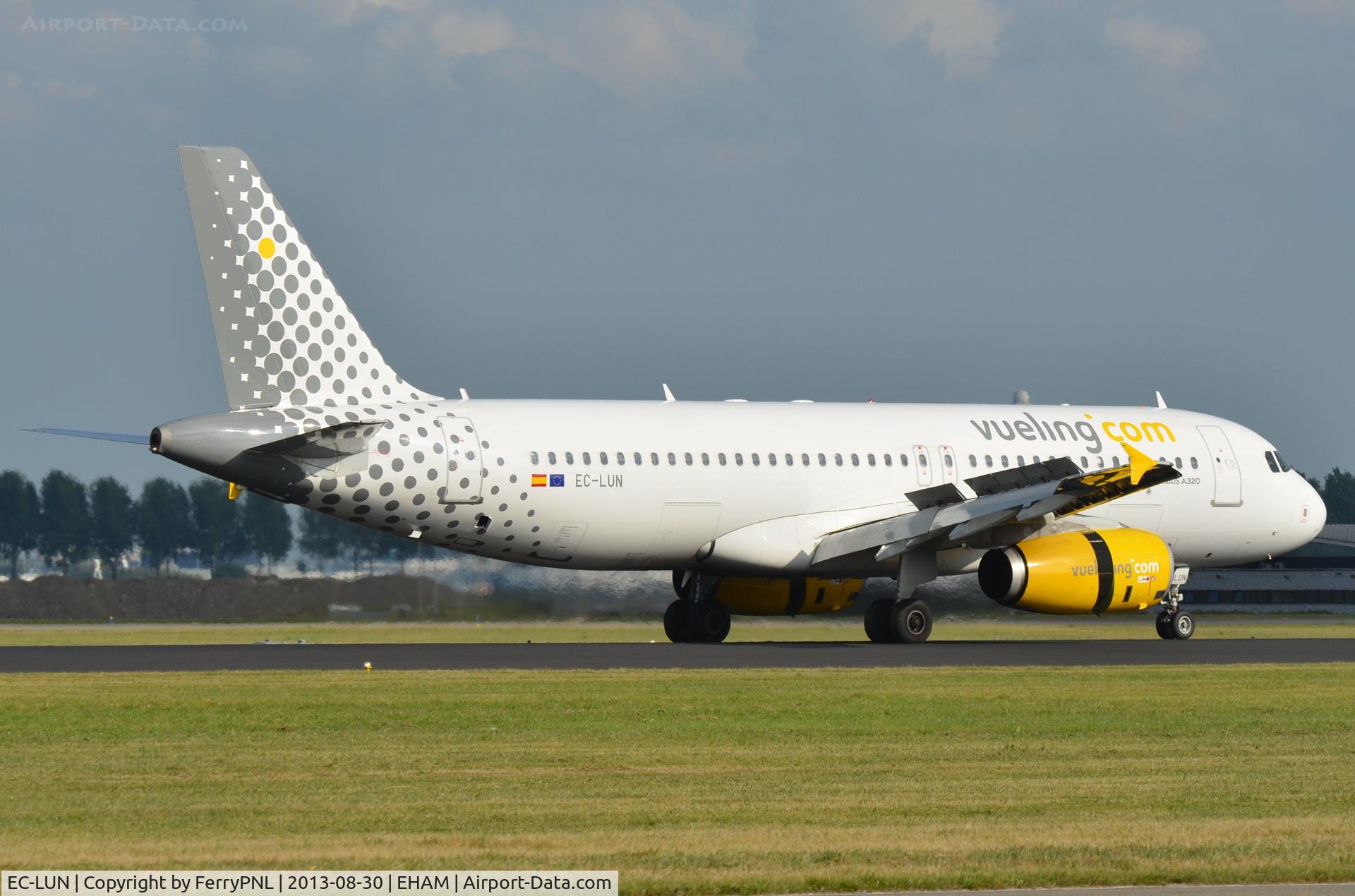 EC-LUN, 2013 Airbus A320-232 C/N 5479, Vueling A320 coming to a stop