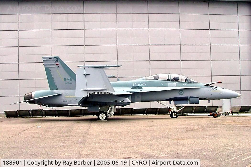 188901, 1982 McDonnell Douglas CF-188B Hornet C/N 0047/B011, 188901   McDonnell-Douglas CF-188B Hornet [CFB-01] Rockcliffe~C 19/06/2005