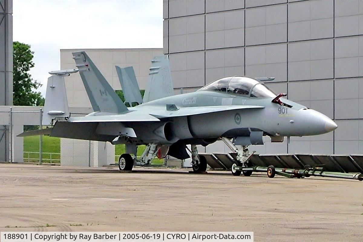 188901, 1982 McDonnell Douglas CF-188B Hornet C/N 0047/B011, 188901   McDonnell-Douglas CF-188B Hornet [CFB-01] Rockcliffe~C 19/06/2005