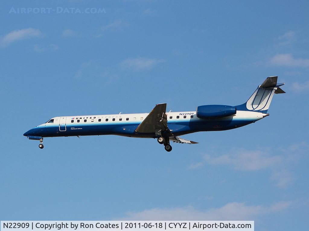 N22909, 2001 Embraer ERJ-145LR (EMB-145LR) C/N 145459, United Express Embraer 145LR landing at Toronto's Pearson Int'l Airport CYYZ
