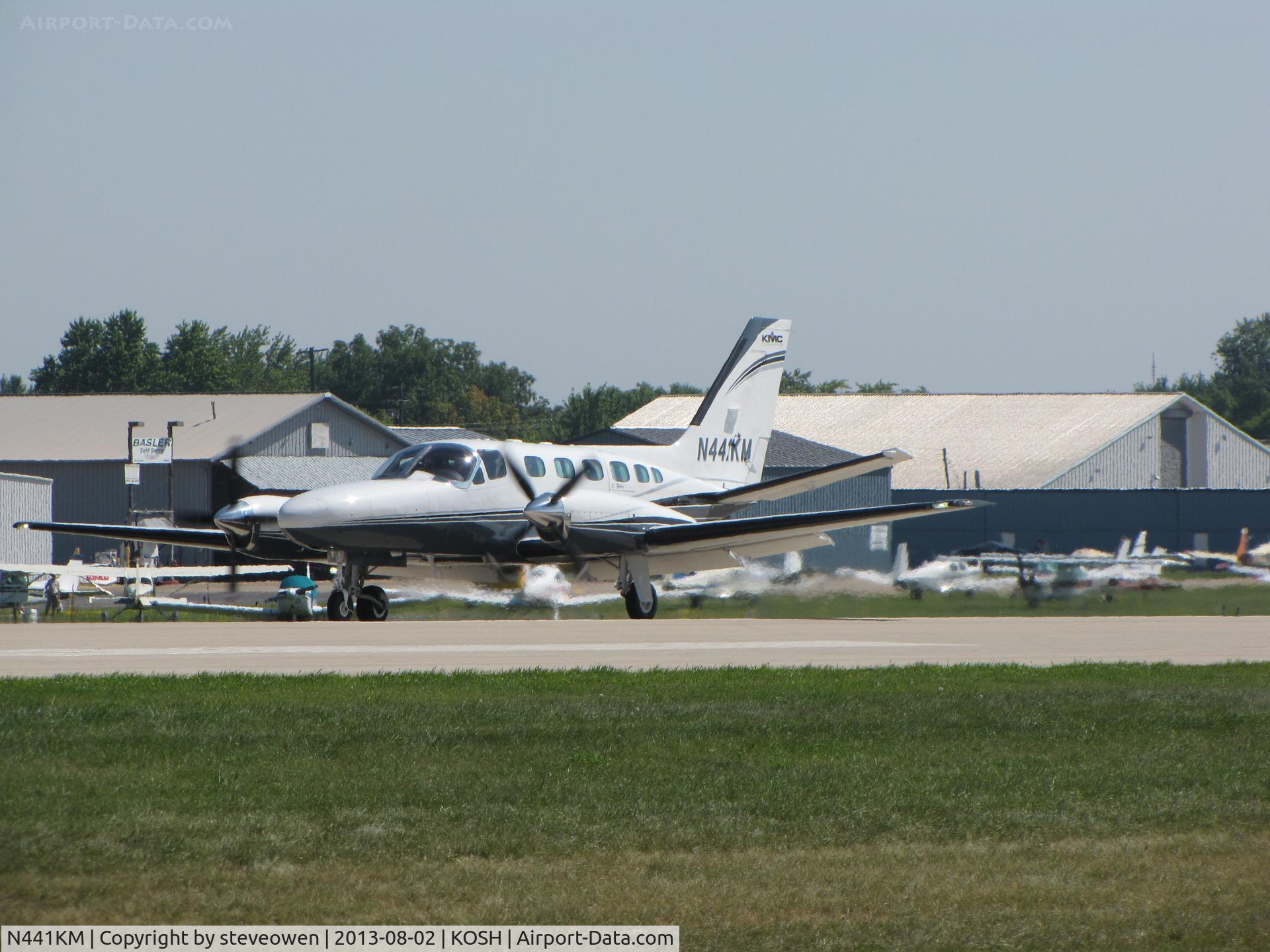 N441KM, Cessna 441 C/N 4410196, landing at KOSH