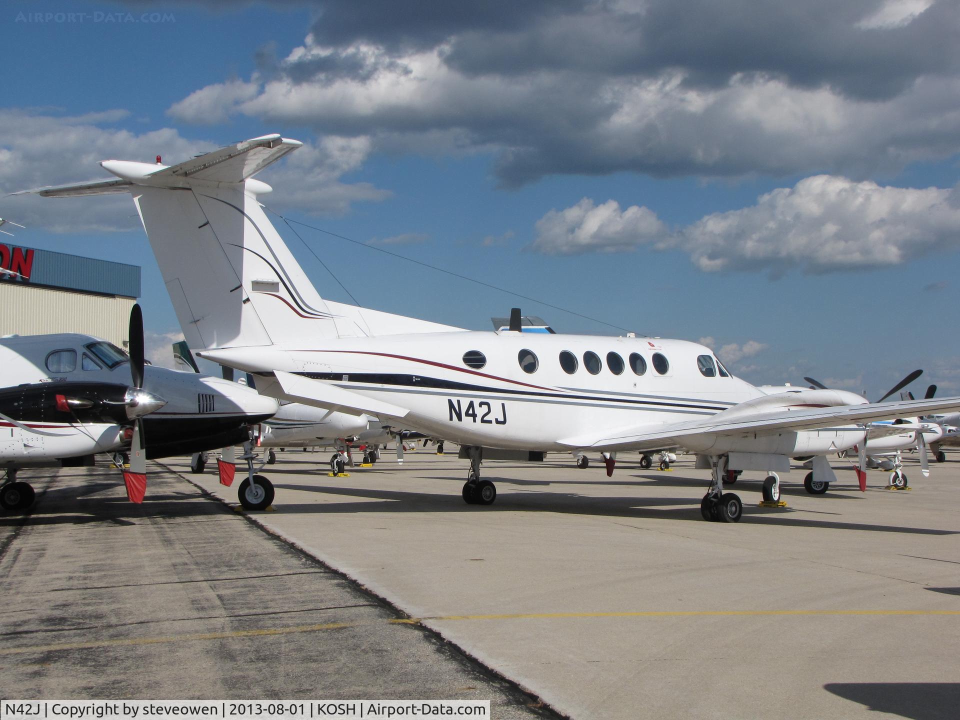 N42J, 1977 Beech 200 C/N BC-29, Orion FBO ramp