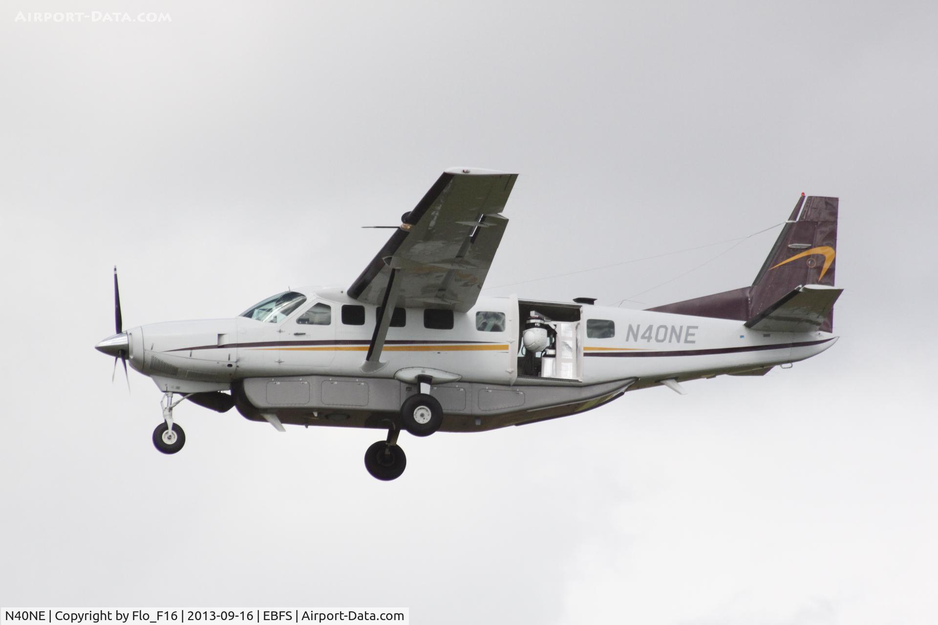 N40NE, 2000 Cessna 208B Grand Caravan C/N 208B0874, what is that ball in the rear door ?