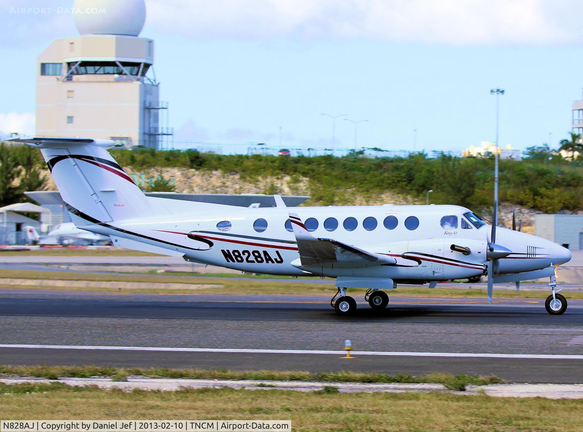 N828AJ, 2004 Raytheon Aircraft Company B300 C/N FL-406, N828AJ