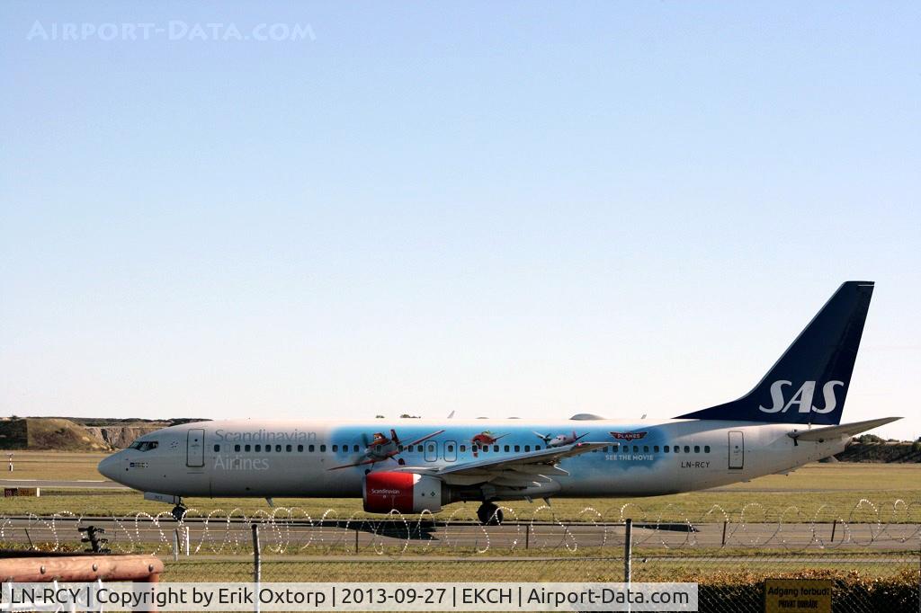 LN-RCY, 2001 Boeing 737-883 C/N 28324, LN-RCY with a Disney sticker