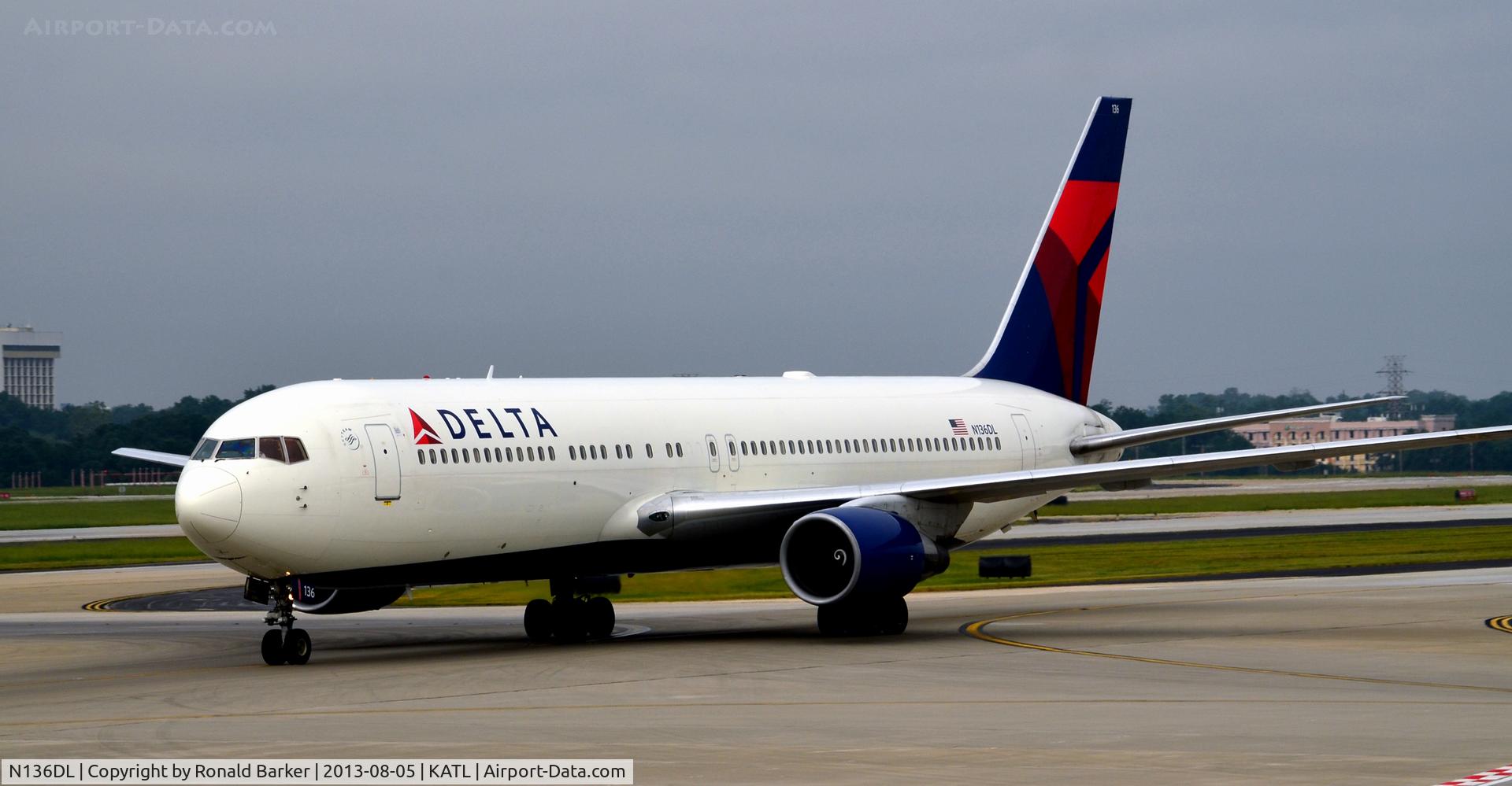 N136DL, 1991 Boeing 767-332 C/N 25146, Taxi Atlanta