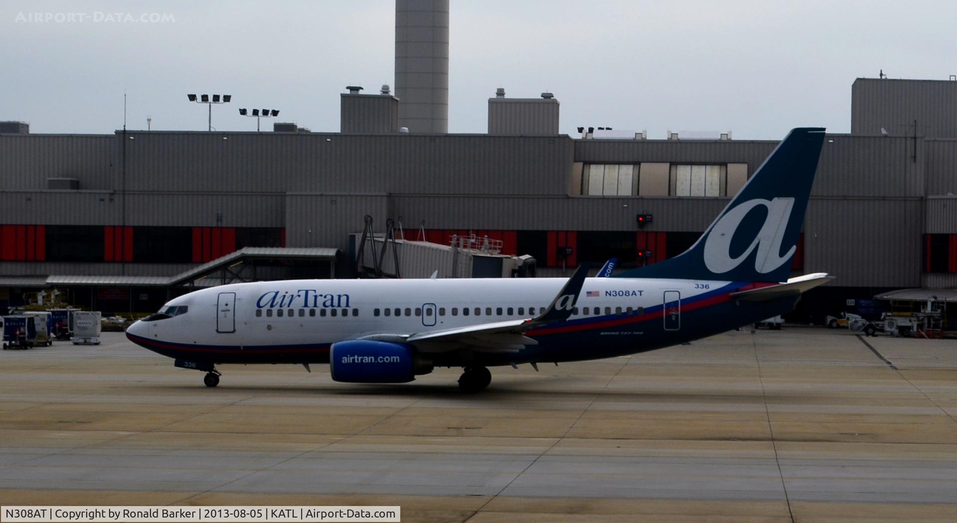 N308AT, 2006 Boeing 737-7BD C/N 35109, Taxi Atlanta