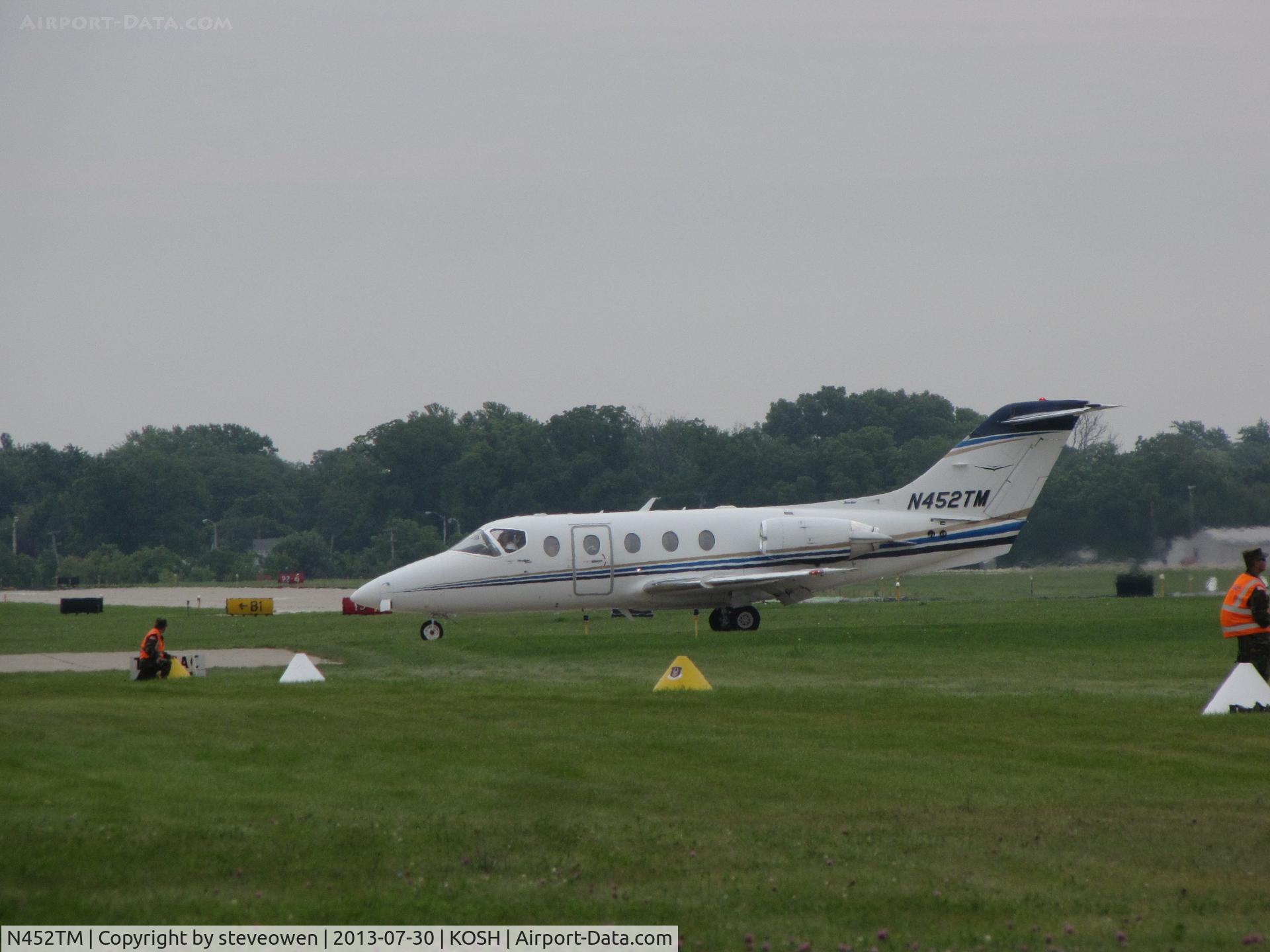 N452TM, 2008 Hawker Beechcraft 400A Beechjet C/N RK-577, landing at Oshkosh