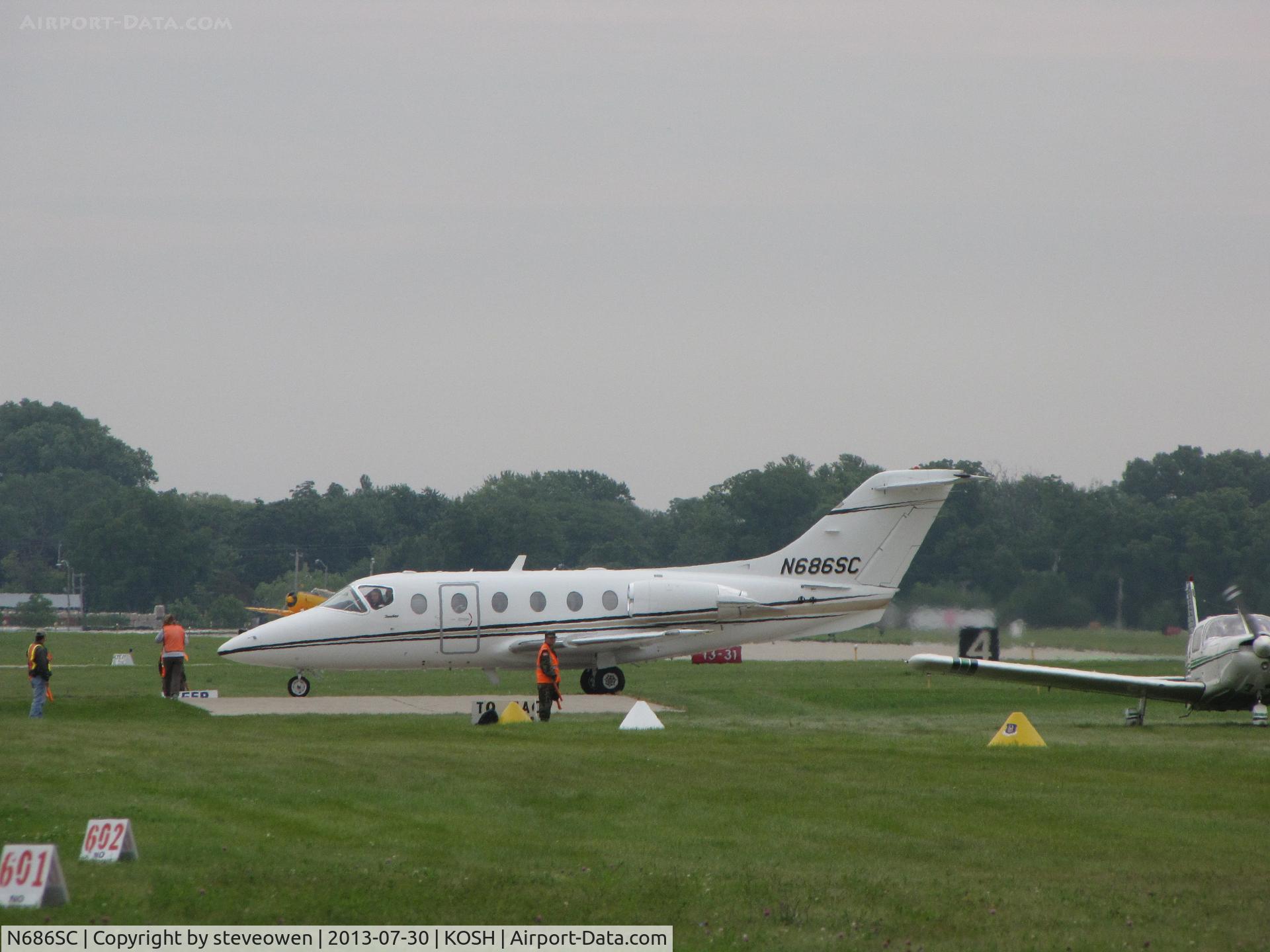 N686SC, 1998 Raytheon Aircraft Company 400A C/N RK-211, Taxing off the runway at KOSH