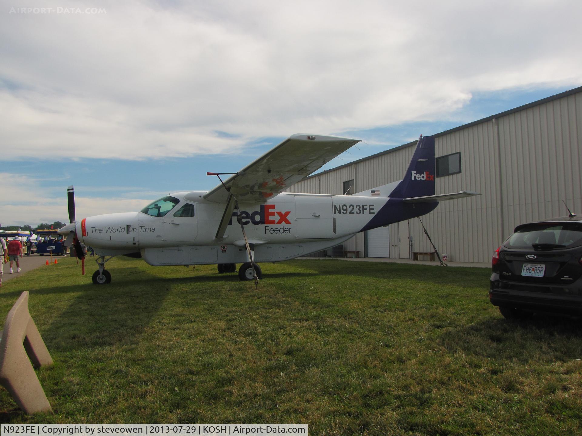 N923FE, 1987 Cessna 208B C/N 208B0023, Fed-Ex feeder on display at KOSH