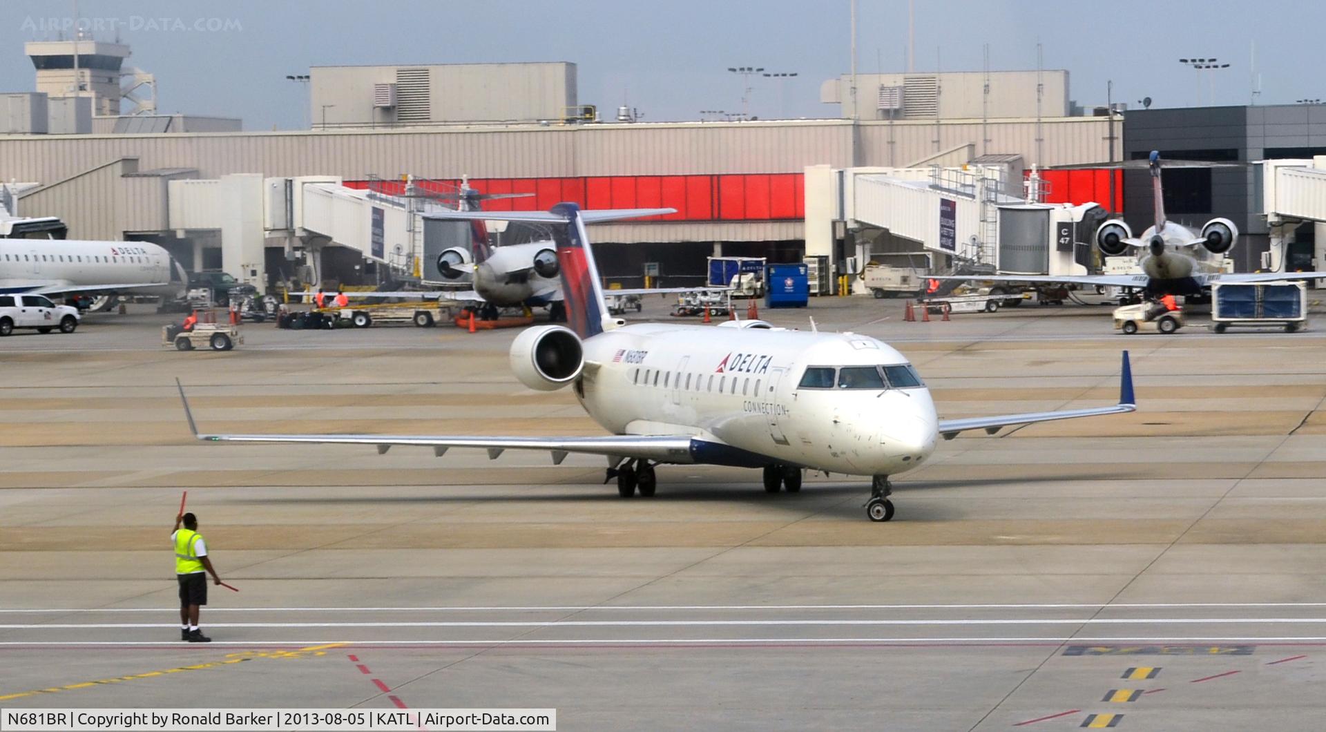 N681BR, 2002 Bombardier CRJ-200ER (CL-600-2B19) C/N 7680, Taxi Atlanta