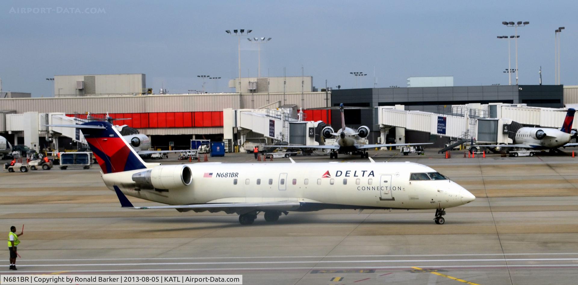 N681BR, 2002 Bombardier CRJ-200ER (CL-600-2B19) C/N 7680, Taxi Atlanta