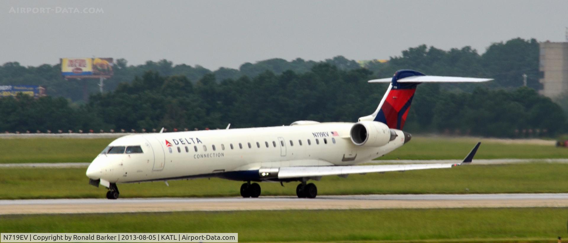 N719EV, 2003 Bombardier CRJ-701 (CL-600-2C10) Regional Jet C/N 10099, Takeoff roll Atlanta