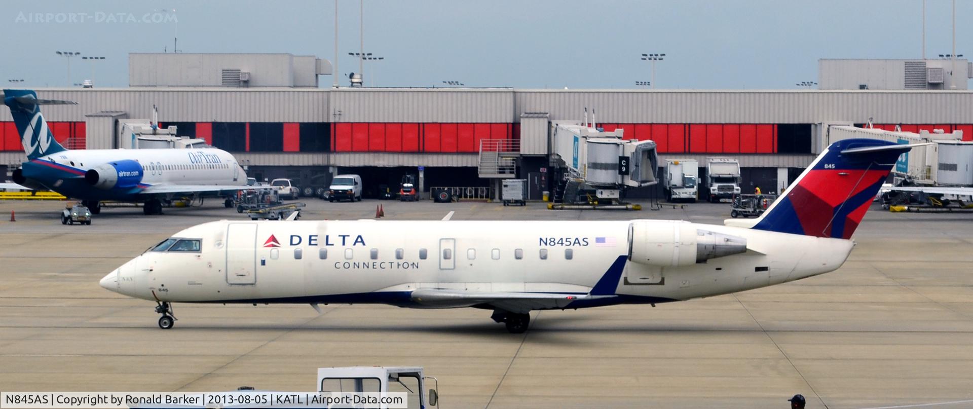 N845AS, 1999 Bombardier CRJ-200ER (CL-600-2B19) C/N 7324, Taxi Atlanta