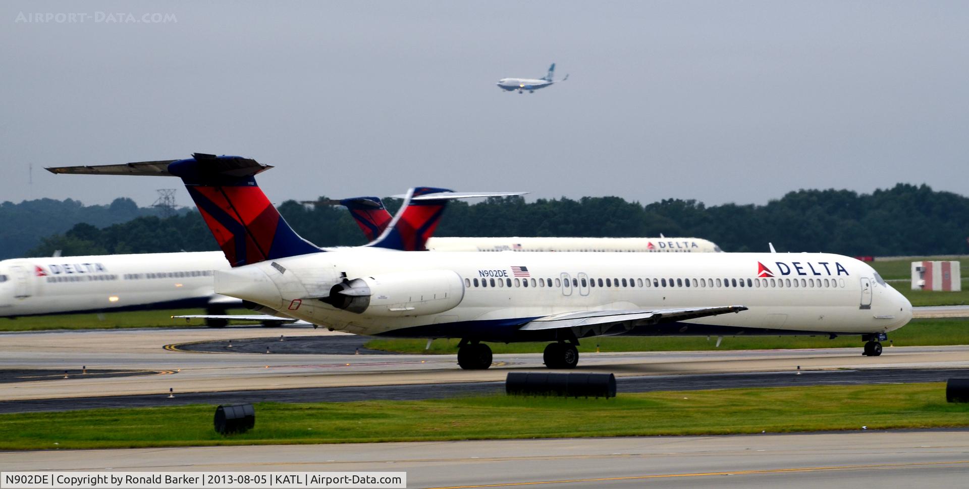 N902DE, 1992 McDonnell Douglas MD-88 C/N 53379, Taxi Atlanta