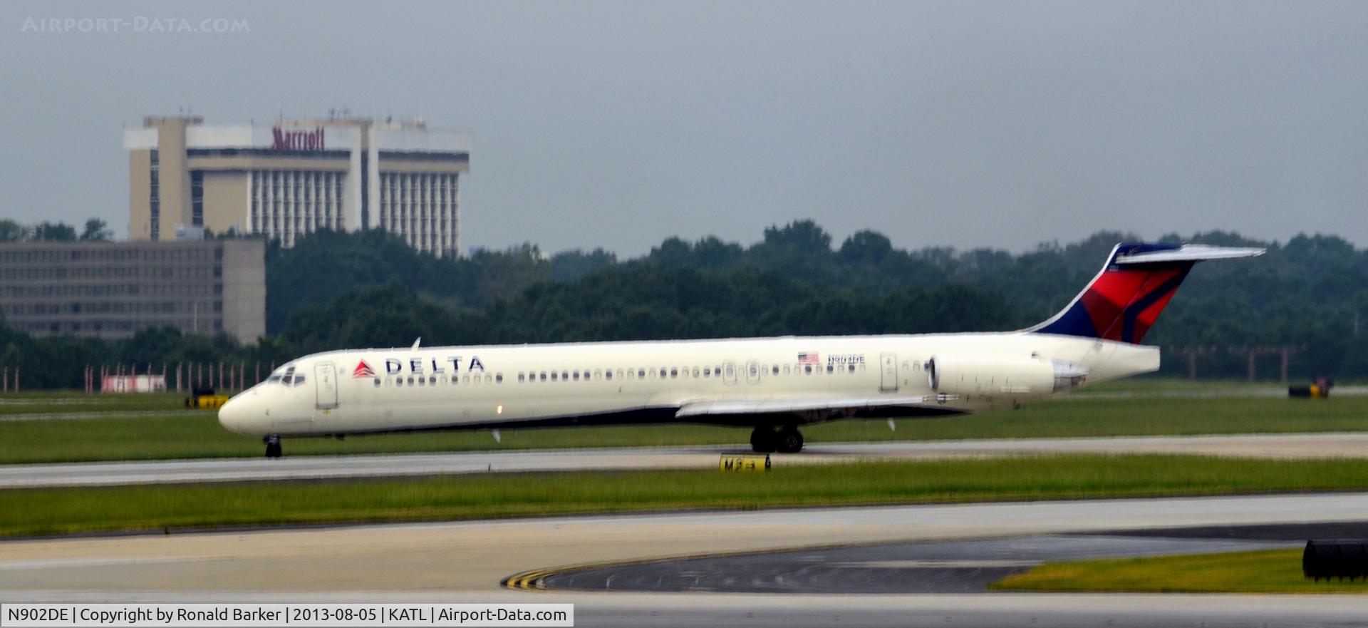 N902DE, 1992 McDonnell Douglas MD-88 C/N 53379, Takeoff roll Atlanta