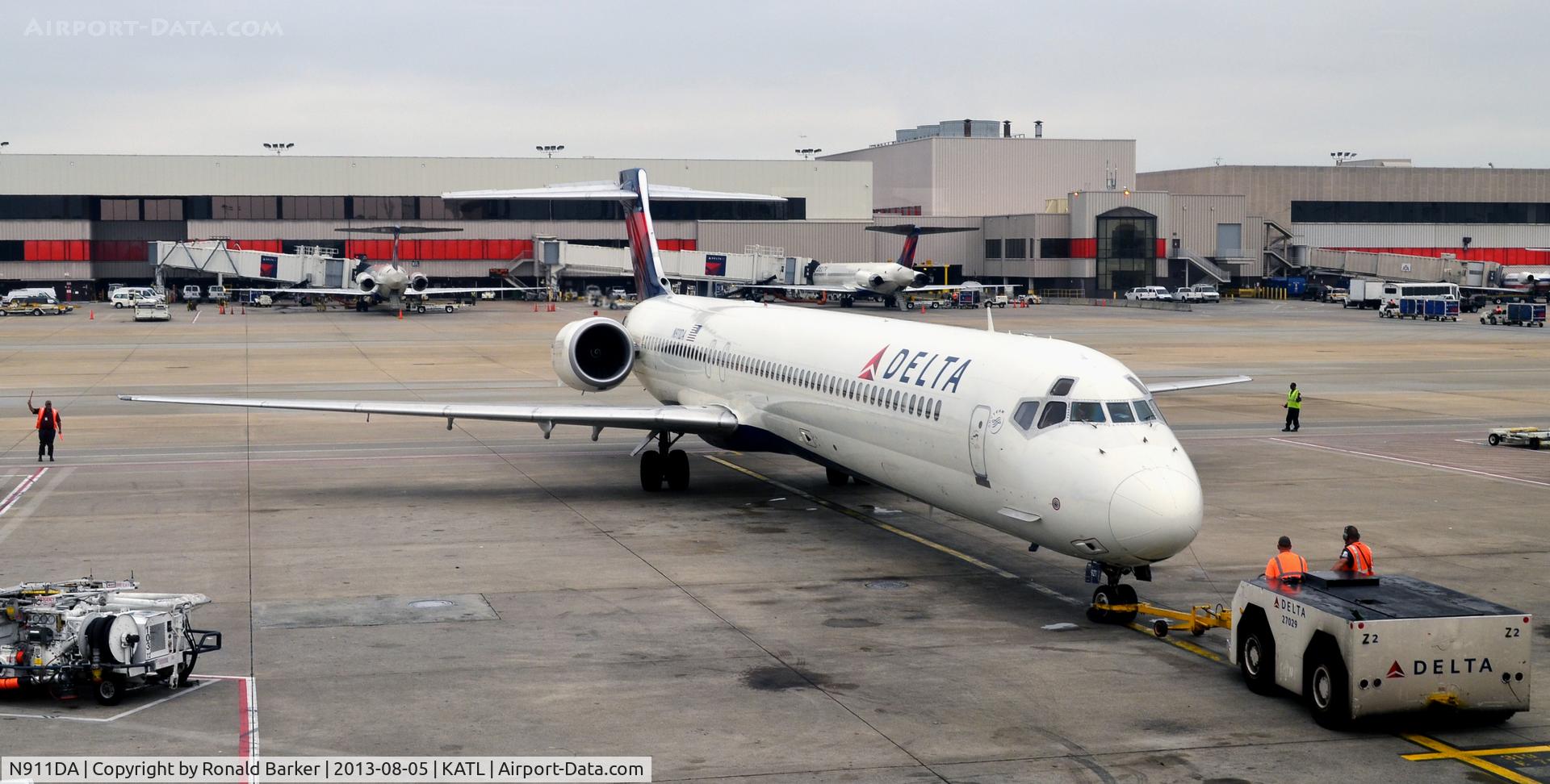 N911DA, 1995 McDonnell Douglas MD-90-30 C/N 53391, Pushback Atlanta