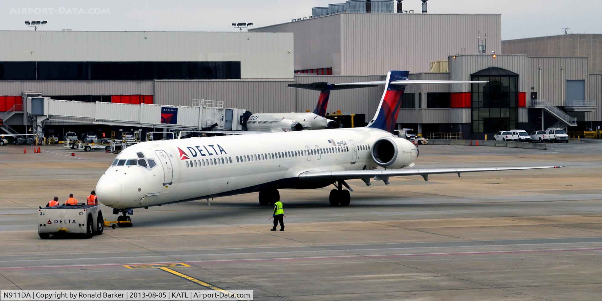 N911DA, 1995 McDonnell Douglas MD-90-30 C/N 53391, Pushback Atlanta