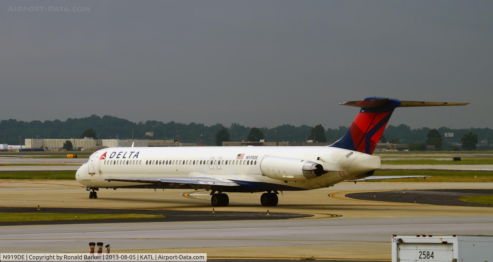 N919DE, 1993 McDonnell Douglas MD-88 C/N 53422, Taxi Atlanta