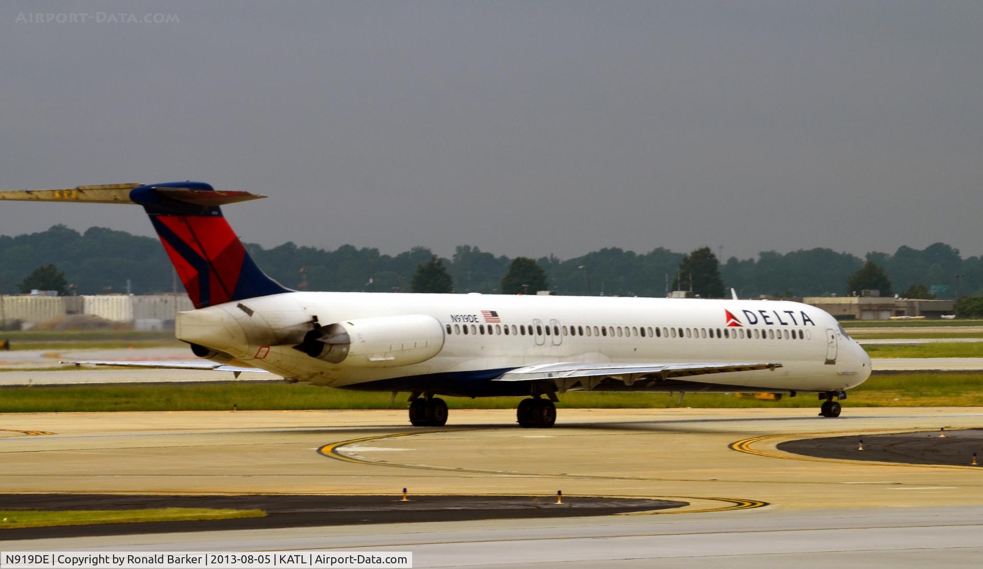 N919DE, 1993 McDonnell Douglas MD-88 C/N 53422, Taxi Atlanta